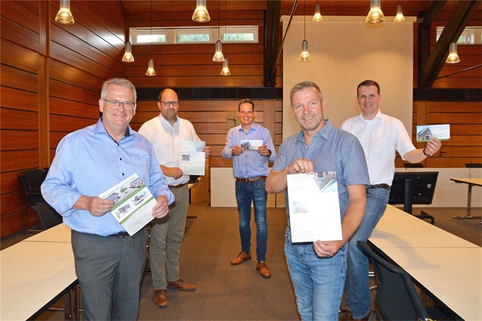 Unterstützen das Projekt der Dorfkneipe (v..li): CDU-Bürgermeisterkandidat Martin Tesing und die Amtsinhaber Manuel Deitert (Reken), Andreas Grotendorst (Raesfeld), Mike Rexforth (Schermbeck) und Tobias Stockhoff (Dorsten).