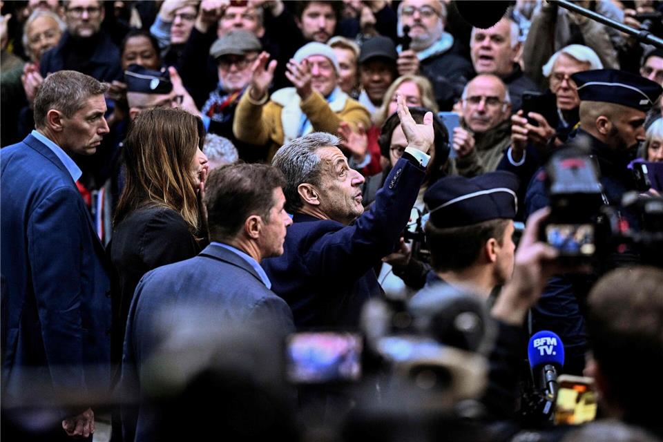 Sarkozy tritt Haft in Paris an Unterstützer, Freunde und Nachbarn warteten auf Sarkozy, als dieser zum Gefängnis aufbrach.Julien De Rosa/AFP/dpa