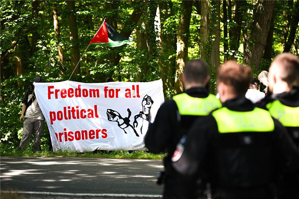 Unterstützer von Daniela Klette protestieren in der Nähe des Gerichtssaals.Sina Schuldt/dpa