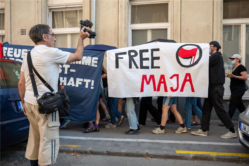 Ungarn: Maja T. bleibt in U-Haft Unterstützer von Maja T. stehen vor dem Gericht, das den Antrag auf Haftentlassung abgelehnt hat. Ihre Rufe „Free Maja“, waren bis in den Gerichtssaal zu hören. Die non-binäre Person Maja T. aus Deutschland ist wegen Mitwirkung an Körperverletzungen im Zuge von Protesten gegen Rechtsextreme im Februar 2023 in Budapest angeklagt.Samuel Winter/dpa