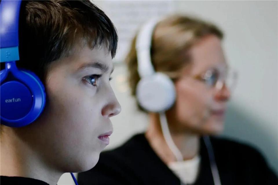 Unterstützt von Eyetracking und KI lernt ein Schüler der Gesamtschule Wulfen Mathe. Im Hintergrund: Lehrerin Vanessa Trabert.