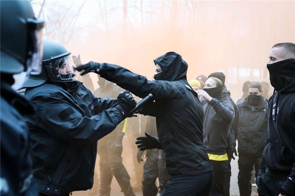 Unterstützung bei der Übung gab es auch von der Landespolizei aus Hamburg und Mecklenburg-Vorpommern.Christian Charisius/dpa