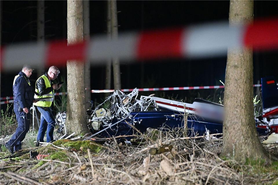 Untersuchungen zum Unfallhergang waren in der Nacht aufgrund der Dunkelheit abgebrochen worden. (Archivbild)Benjamin Westhoff/dpa