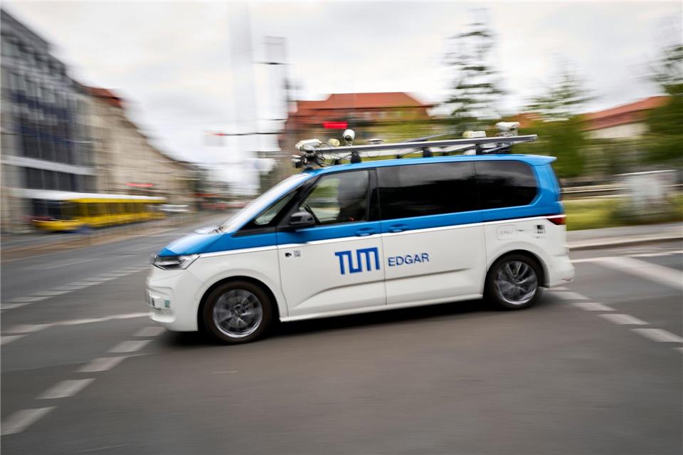 Unterwegs auf Prüfungsfahrt: Ein autonomes Fahrzeug - hier ein Forschungswagen der Technischen Universität München - bewegt sich im Berliner Straßenverkehr. Michael Ukas/dpa