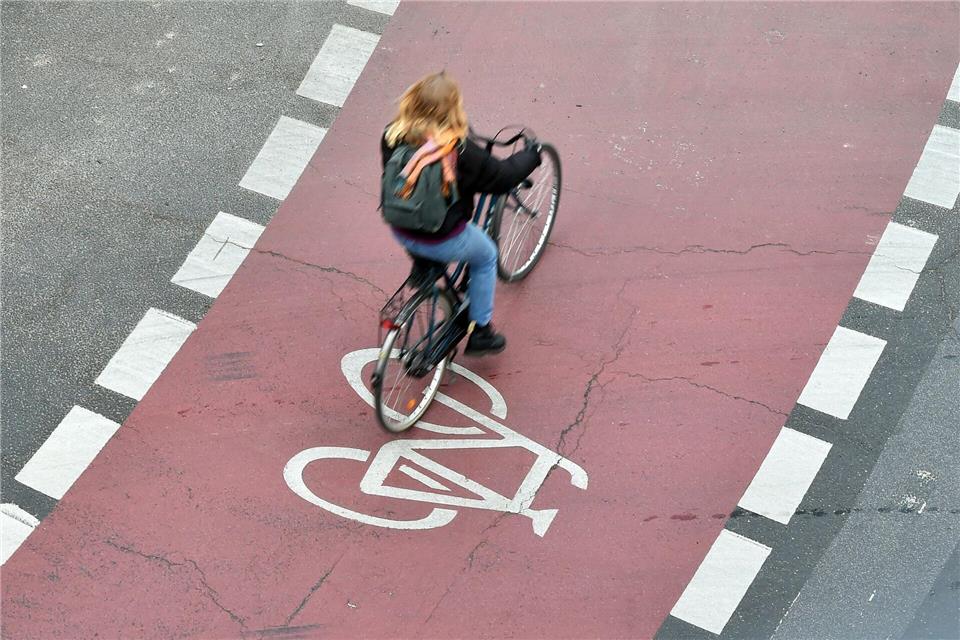 Unterwegs auf dem Fahrradschutzstreifen: Autofahrer müssen bestimmte Regeln beim Überfahren dieses Streifens beachten - Radler haben aber auch Pflichten.picture alliance / Janne Kieselbach/dpa
