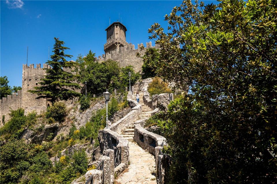 Unterwegs auf dem Pilgerweg passiert man auch den Panoramaweg Passo delle Streghe, der zwischen dem ersten Turm (Torre Guaita, Bild) und dem zweiten Turm (Torre Cesta) liegt.@visitsanmarino/dpa-tmn