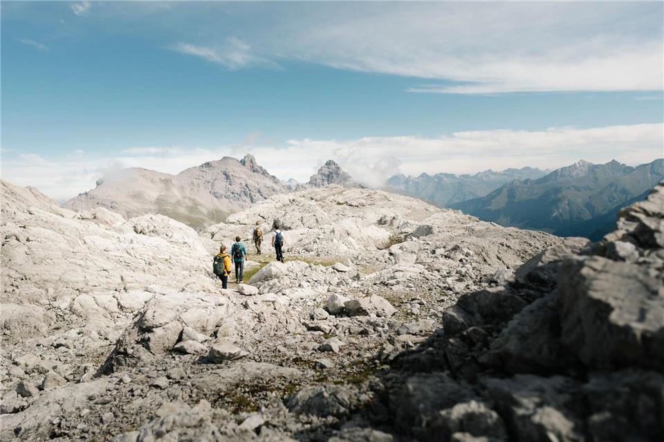 Unterwegs im Hochalpinen: Wandergruppe in der Landschaft des Arlbergs.Arlberg Marketing GmbH/dpa-tmn