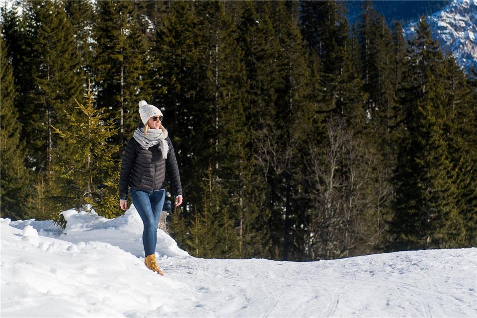 Unterwegs in den Bergen: Die zunehmende Höhe und der Schnee erhöhen das Sonnenbrandrisiko. Hier ist Sonnenschutz besonders wichtig.Benjamin Nolte/dpa-tmn
