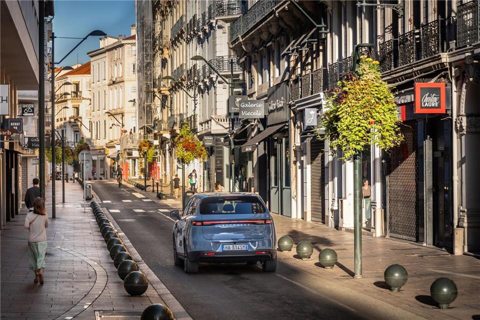 Unterwegs zum kleinen Einkaufsbummel? Wer einladen will, hat im B10 bis zu maximal 1.300 Liter Stauraum parat.Leapmotor/dpa-tmn