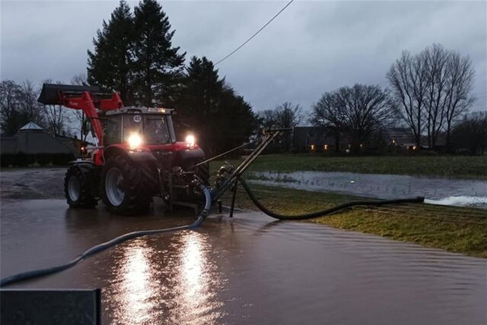 Ununterbrochen wird in der Straße „Im Aap“ zur Zufahrt der Jugendfreizeitstätte und dem Hof Haferkamp Wasser abgepumpt. Seit Sonntag ist die Evakuierung aufgehoben. 
