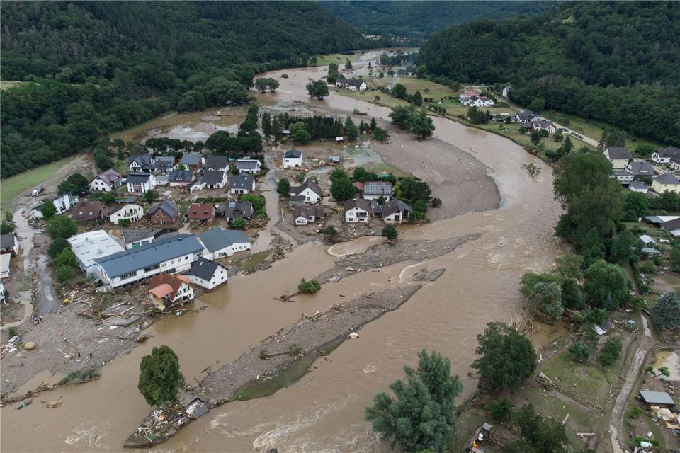 Unvergessen ist die immense Zerstörung durch die Flutkatastrophe im Ahrtal im Juli 2021. (Archivbild)Boris Roessler/dpa