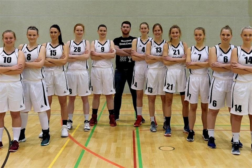 Unverhofft ganz oben: Die Damen des RC Borken-Hoxfeld mit Trainer Vito Diaferia (Mitte) erwarten am Samstag den BSV Wulfen zum vorgezogenen Titel-Showdown in der Landesliga: (von links) Lena Schulz, Sonja Kraft, Pia Ulmenberg, Anne Deelmann, Luisa Dirks, Patricia Holdschlag, Britta Artmann, Johanna Heinz, Madeleine Brenner, Lena Dahlhaus und Selina Heselhaus.