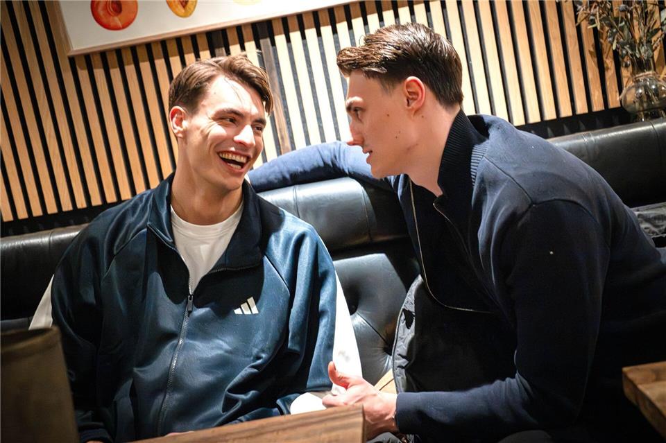 Unverzichtbar im Gummersbacher Rückraum: Julian Köster (l) und Miro Schluroff. (Archivbild)Sina Schuldt/dpa-Pool/dpa