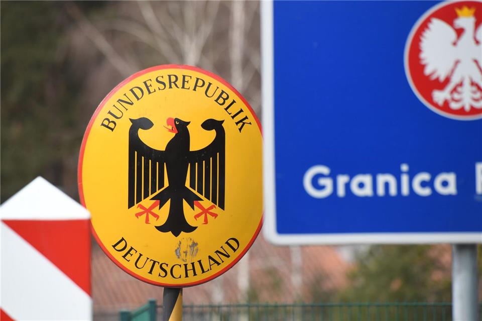 Unweit der deutsch-polnischen Grenze soll in Swinemünde ein großer Containerhafen entstehen. (Symbolbild)Stefan Sauer/dpa-Zentralbild/dpa