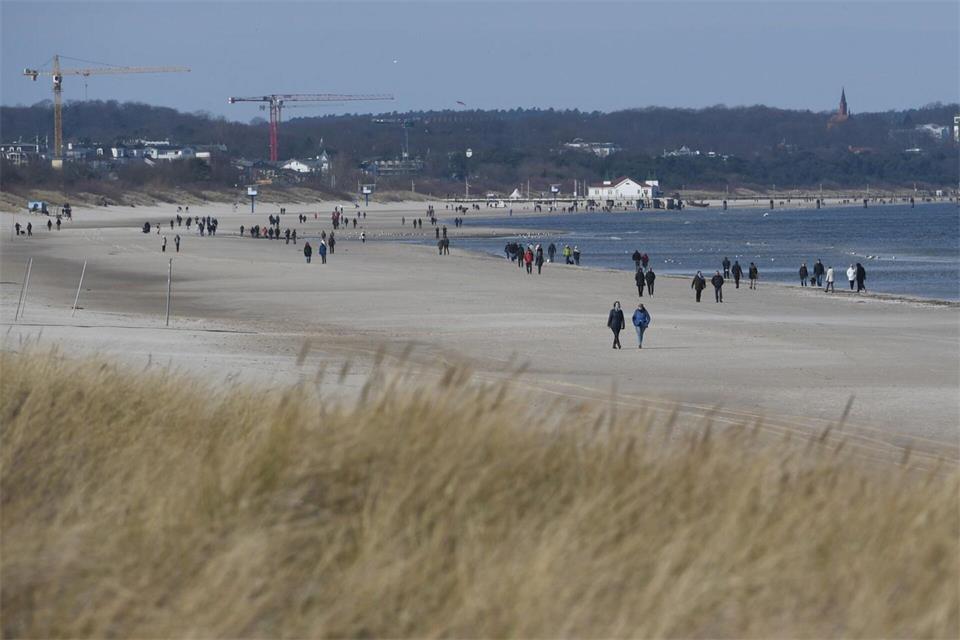 Unweit der deutschen Seebäder auf Usedom ist ein Tiefwasser-Containerterminal geplant. (Archivbild)Stefan Sauer/dpa-Zentralbild/dpa