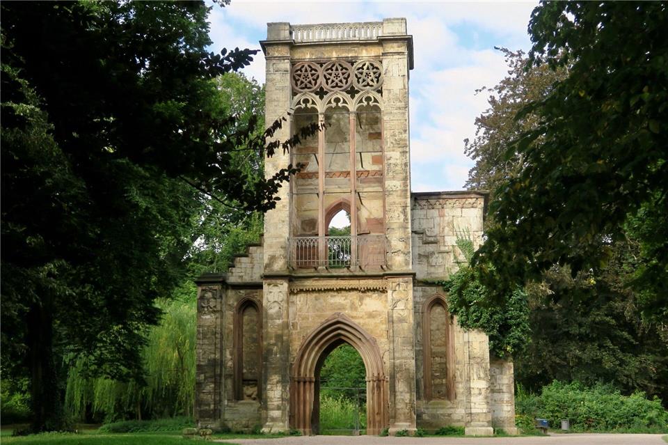 Unweit des Römischen Hauses im Park an der Ilm liegt die Ruine des Tempelherrenhauses.Daniela David/dpa-tmn