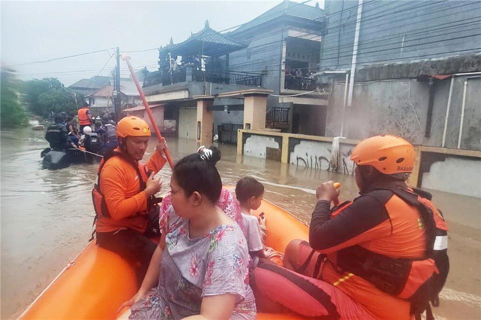 Unwetter auf Bali sorgen für Überflutungen: Wer in nächste Zeit dorthin reisen will, oder schon vor Ort ist, sollte Kontakt mit seinem Reiseveranstalter aufnehmen.picture alliance/dpa/BASARNAS/AP