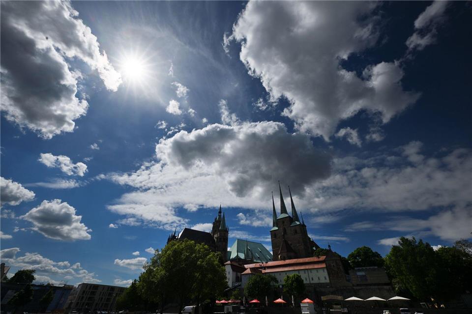 Unwetter folgen auf viel Sonnenschein zum Beginn der kommenden Woche. (Symbolbild)Martin Schutt/dpa