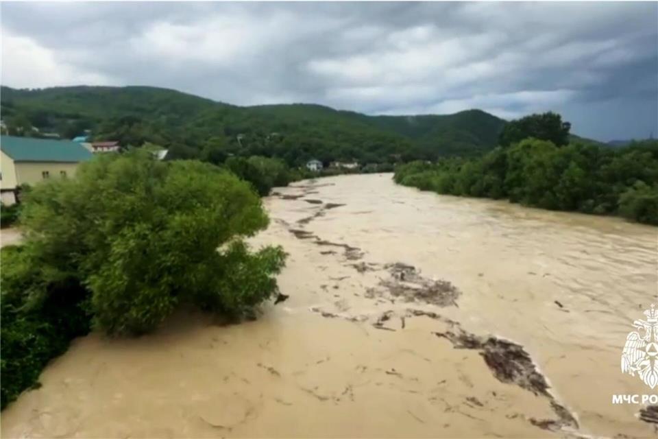 Unwetter haben im Kreis Tuapse in der Region Krasnodar zu Überschwemmungen geführt. (Handout)-/Russian Emergencies Ministry/dpa