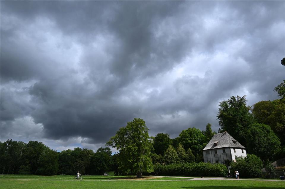 Unwetter haben in Thüringen am Sonntagabend vielerorts Einsätze der Feuerwehr ausgelöst. (Symbolbild)Martin Schutt/dpa