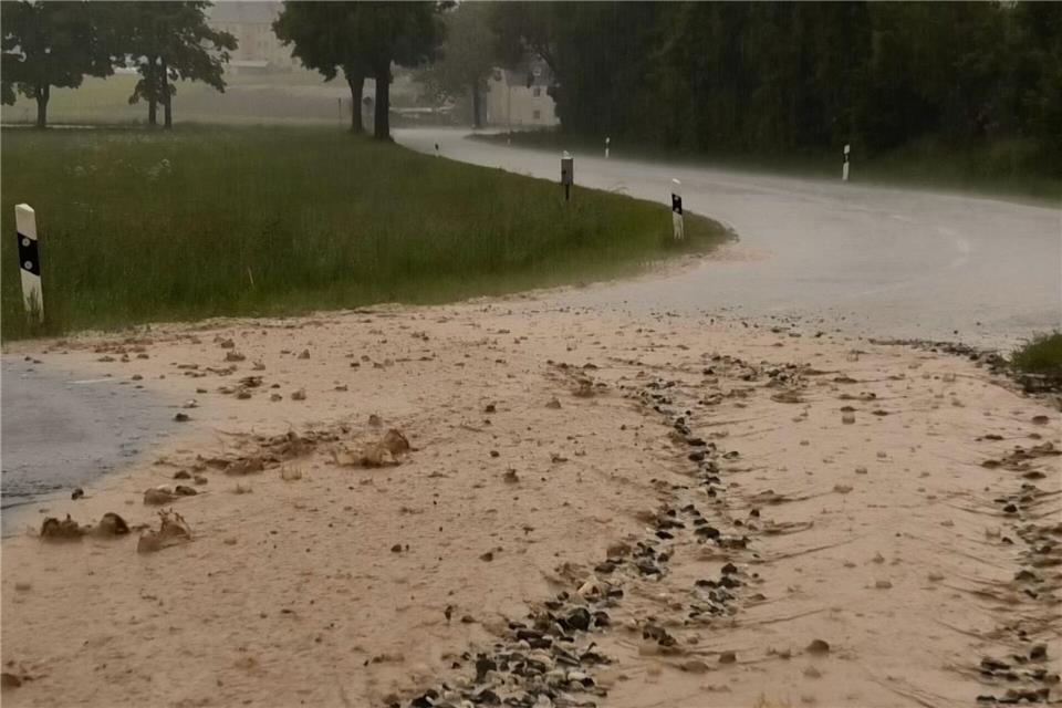 Unwetter haben vor allem rund um Erzgebirge und Vogtland für überflutete Straßen und umgestürzte Bäume gesorgt.Andr� M�rz/NEWS5/dpa