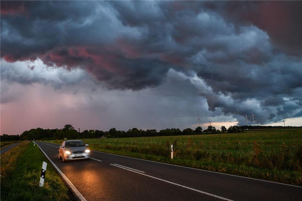 Unwetter im Anmarsch: Nun ist höchste Aufmerksamkeit gefragt.Patrick Pleul/dpa/dpa-tmn