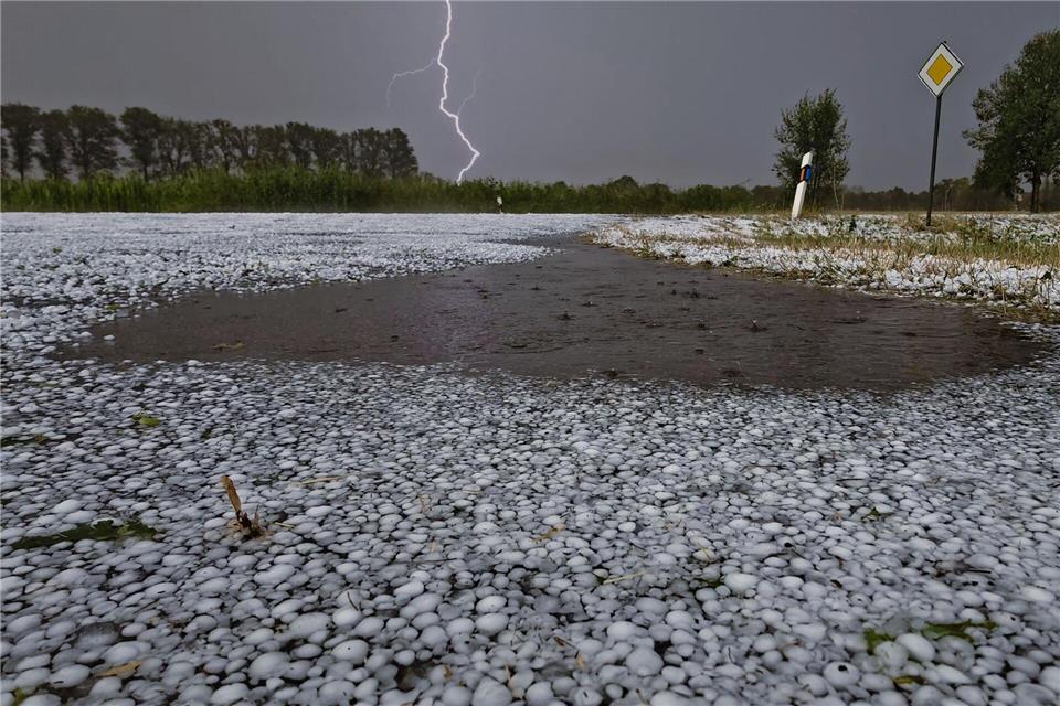 Unwetter mit Hagel zogen über Niedersachsen. Thomas Lindemann/Nord-West-Media TV /dpa