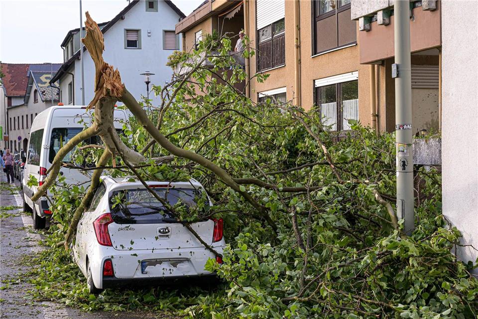 Unwetter richteten vergangenes Jahr deutlich weniger Schäden an Autos in Hessen an. (Archivbild)Jonas Kießling/Wiesbaden112/dpa