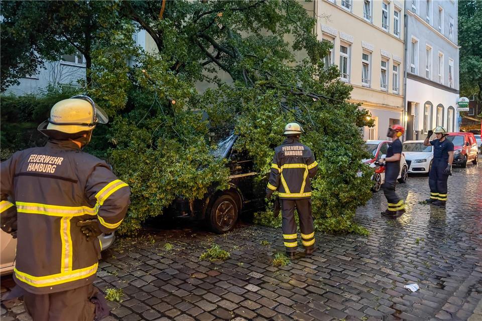 Unwetter sorgten in Hamburg und Schleswig-Holstein für Einsätze der Feuerwehr.Bodo Marks/dpa