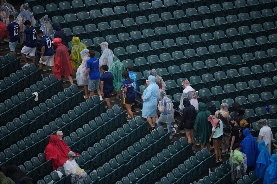 Unwetterwarnung: Fans verlassen die Ränge. Matt Rourke/AP/dpa