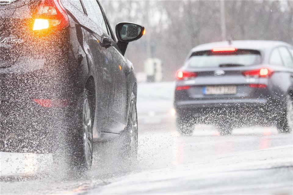 Unwetterwarnung für Deutschland: Der Deutsche Wetterdienst rechnet zum Wochenende mit Gewittern, Starkregen und Sturmböen. Besonders bei stehendem Wasser auf der Fahrbahn besteht Aquaplaning-Gefahr.Julian Stratenschulte/dpa/dpa-tmn