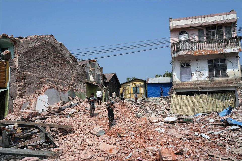 Unzählige Häuser stürzten bei dem Erdbeben der Stärke 7,7 ein. (Archivbild)Aung Shine Oo/AP/dpa