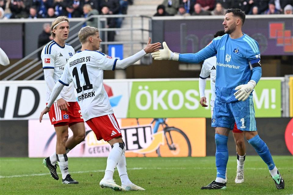 Unzufrieden mit dem Ergebnis: Der HSV verliert in Paderborn.Swen Pförtner/dpa