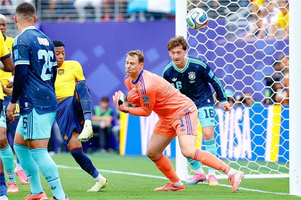 Ups, der Ball landet im Tor. Manuel Neuer weist aber einen Torwartfehler zurück. Shaquan Woody/CSM via ZUMA Press Wire/dpa