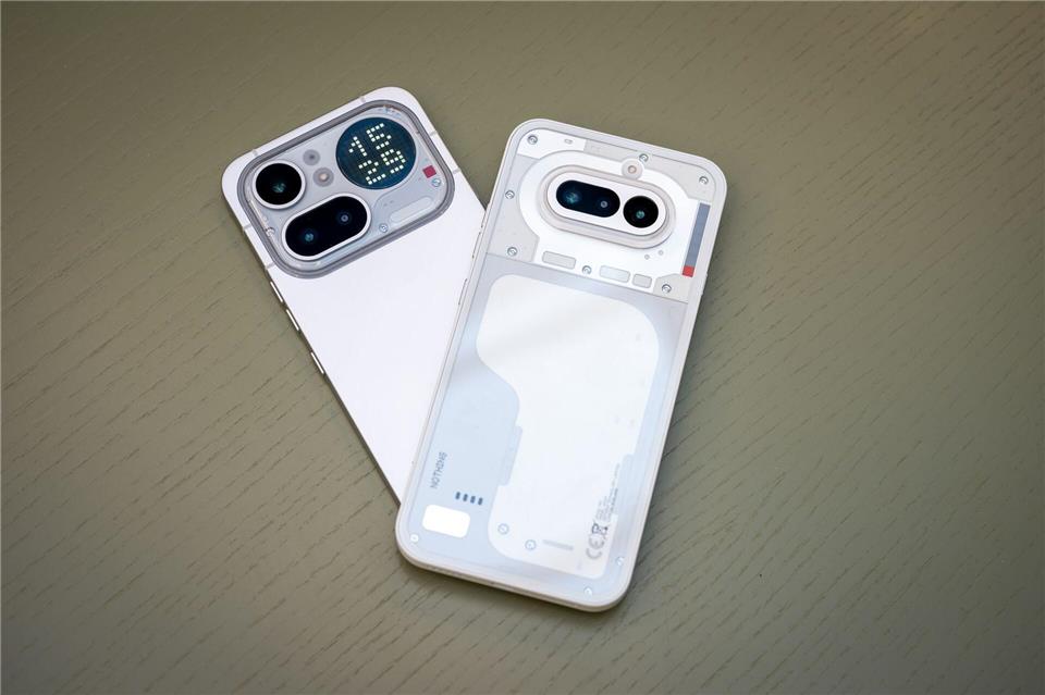 Upsi, starke Konkurrenz aus dem eigenen Haus. Das Nothing (4a) ohne Pro (r) leistet nur ein bisschen weniger, kostet dafür aber deutlich weniger. Aber gefällt das Design?Nico Tapia/dpa-tmn