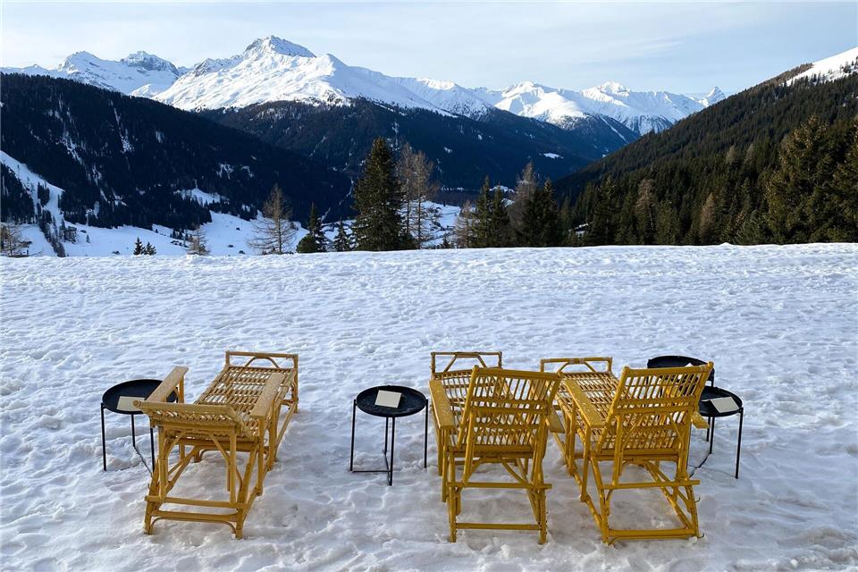 Uralte Rattenliegen vor Bergpanorama: Nach Auskunft von Direktor Bernardo sind die Bestände des Hotels größtenteils noch die Originale, die die Sanatoriumsgäste früher für die Liegekur benutzten.Stefan Wei�enborn/dpa-tmn