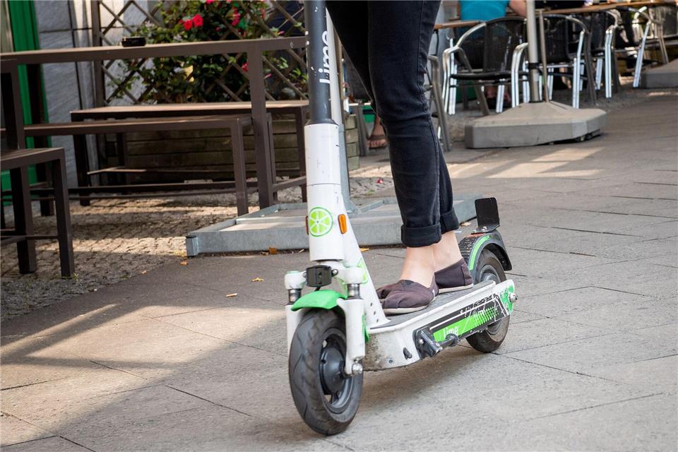 Urbane Mobilität? Zur Realität gehört, dass sich so einige auf dem E-Scooter nicht ans Gesetz halten, etwa auf Gehwegen fahren.Zacharie Scheurer/dpa-tmn