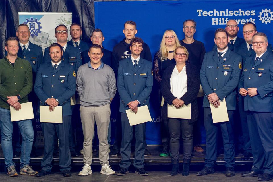 Urkunden und Dank gab es für (erste Reihe von links): Ulrich Schmeinck, Dennis Bollmann, Luca Oymanns, Simon Bruns, Kerstin Loick, Eike Matschke, Dr. Jan-Bernd Haas (Ortsbeauftragter) und hintere Reihe (von links): Mike Nienhaus (Regionalstellenleiter), Robin Schapdick, Josef Bürk, Lukas Walke, Timo Bertram, Anna Lena Loick, Peter Höptner, Bernd Stockhorst, Tobias Engenhorst (Helfersprecher). J
