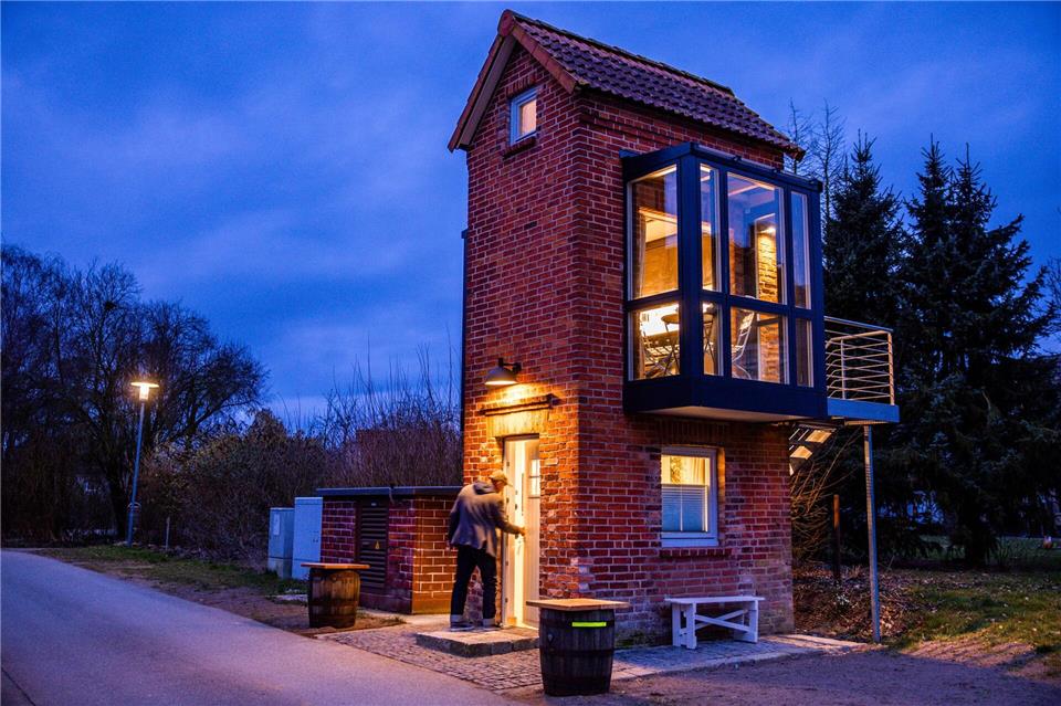 Urlaub auf kleinstem Raum - Die Ferienwohnung im ehemaligen Trafoturm in Rieps (Nordwestmecklenburg) macht das auf elf Quadratmetern möglich.Jens Büttner/dpa