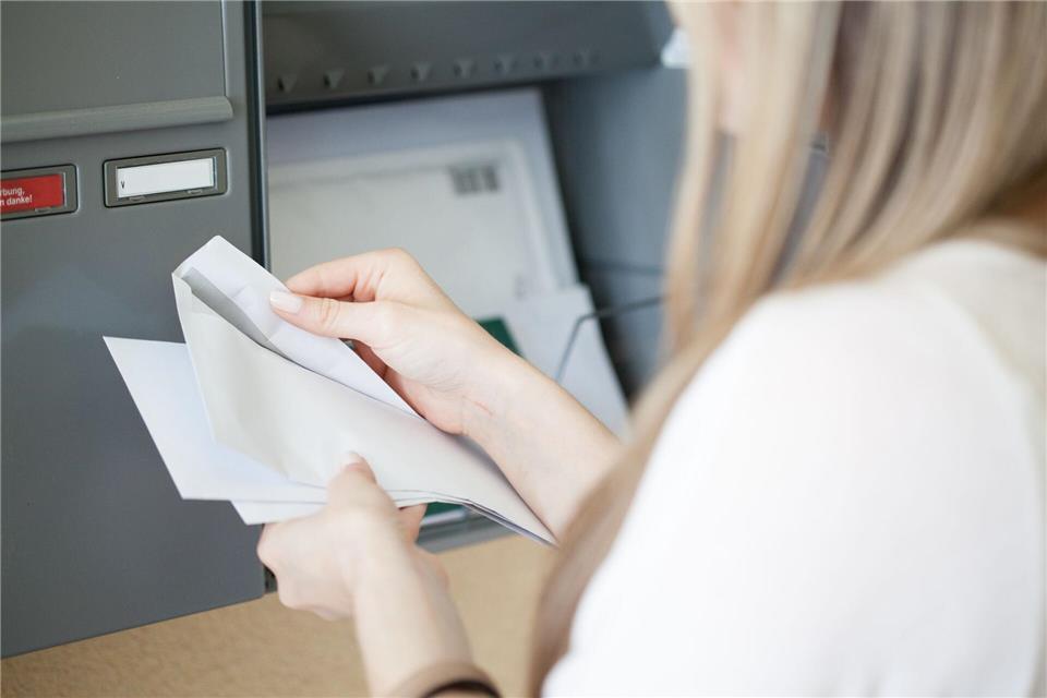 Urlaub vorbei, Post da: Wer einen Bußgeldbescheid aus der EU oder der Schweiz im Briefkasten findet, sollte ihn nicht liegenlassen.Christin Klose/dpa-tmn