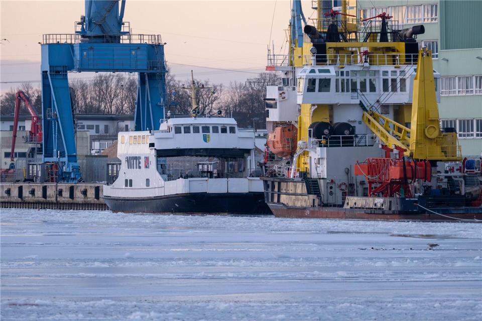 Urlauber, die auf die Insel Hiddensee wollen, müssen sich weiter gedulden. Die Fähre „Vitte“ befindet sich weiter in Stralsund.Stefan Sauer/dpa