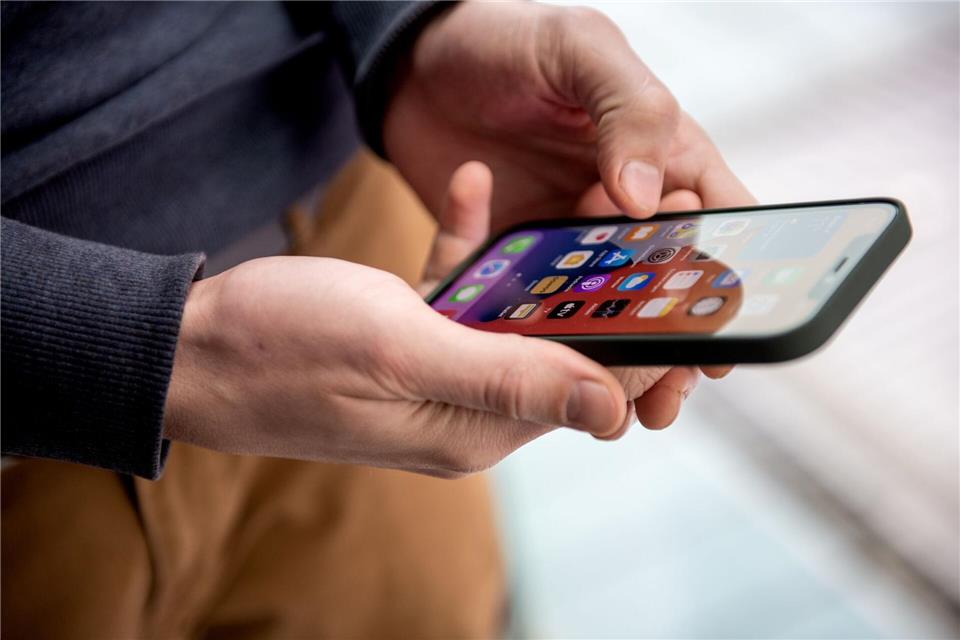 Urlauber, die in der Türkei eine eSIM für mobile Daten nutzen möchten, sollten diese noch vor der Abreise herunterladen, installieren und aktivieren.picture alliance/dpa/dpa-tmn