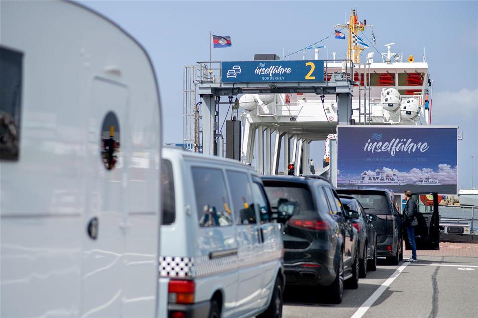 Urlauber fahren auf eine Fähre nach Norderney Hauke-Christian Dittrich/dpa