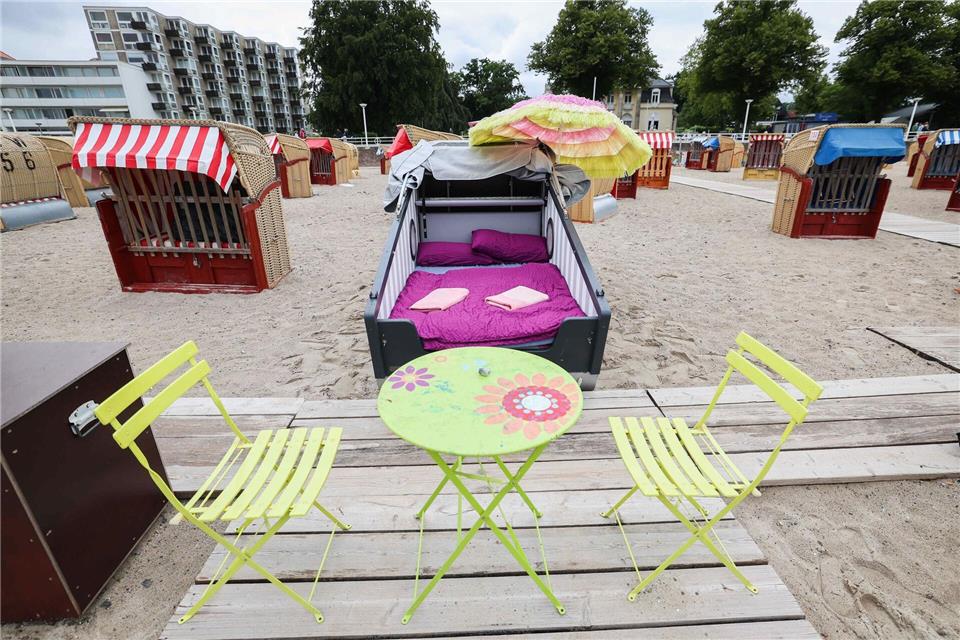 Urlauber können in immer mehr Küstenorten in einem Schlafstrandkorb übernachten. (Archivbild)Christian Charisius/dpa