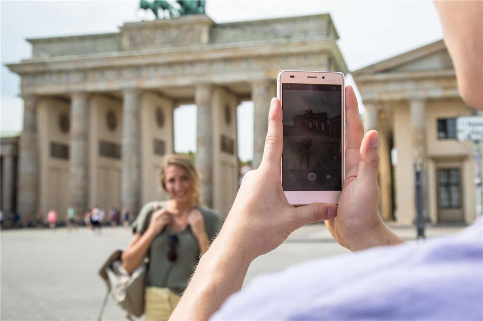 Urlaubsfotos mit Hilfe: Schöne Aufnahmen gelingen auch ohne Selfie-Arm.Christin Klose/dpa-tmn
