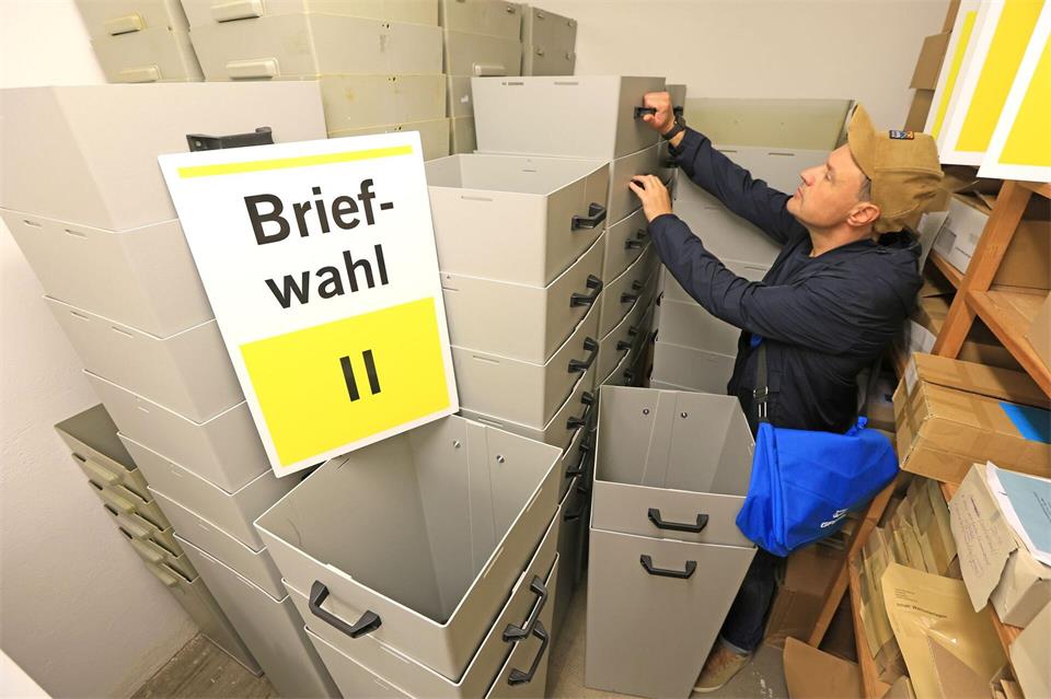 Urnen zuhauf: In ihnen werden die Briefwahlstimmen gesammelt.  Matthias Bein/dpa