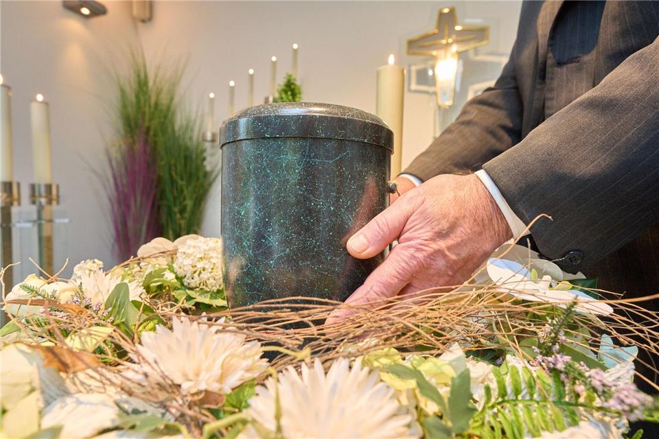 Urnenbestattung ist eine der in Baden-Württemberg zulässigen Bestattungsformen. Aber nicht zu Hause. (Archivbild)Thomas Frey/dpa