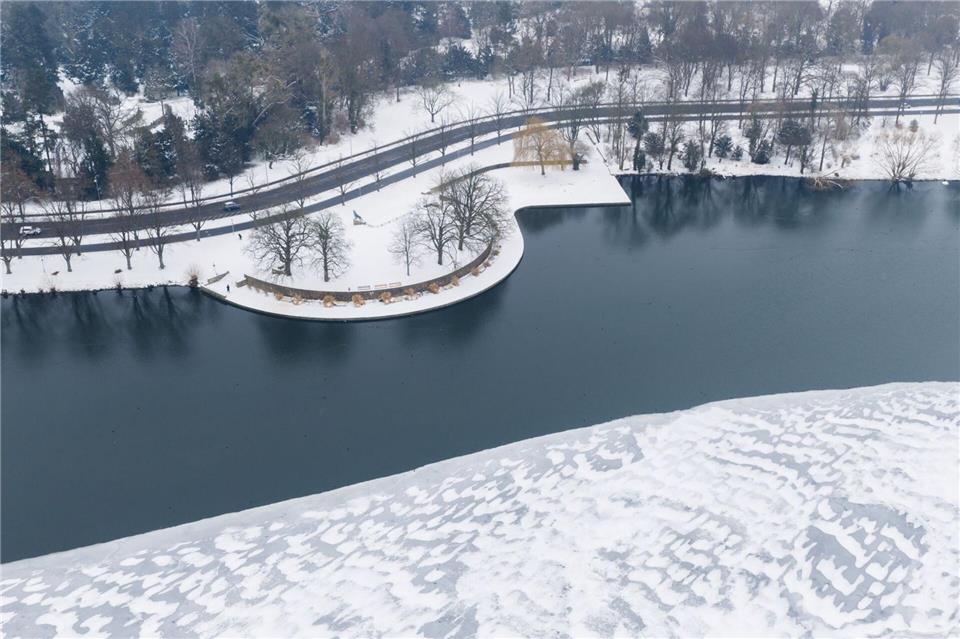 Ursache dafür ist nach Einschätzung eines Experten ein Zusammenspiel mehrerer physikalischer Faktoren wie Wind, Wassertiefe und Schneedecke.Julian Stratenschulte/dpa