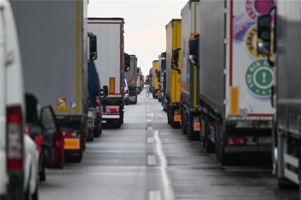 Ursache für den Brand auf der A4 war laut Polizei ein technischer Defekt. (Symbolbild)Robert Michael/dpa