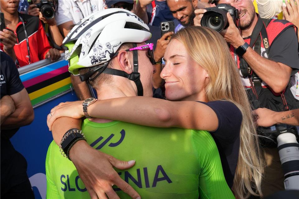 Urska Zigart gratuliert ihrem Verlobten Tadej Pogacar. (Archivbild)Jerome Delay/AP/dpa